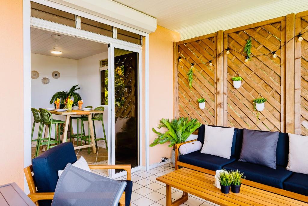 Posezení v ubytování Maison Yole Bleue - Vue sur Les Trois Ilets