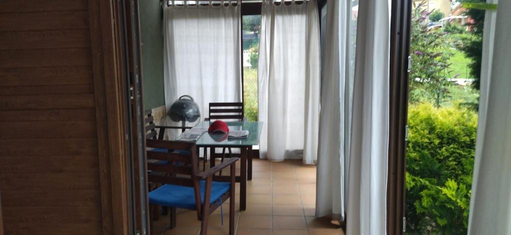 une chambre avec une table et un chat assis sur elle dans l'établissement Cosy appartement, à Sarrouilles