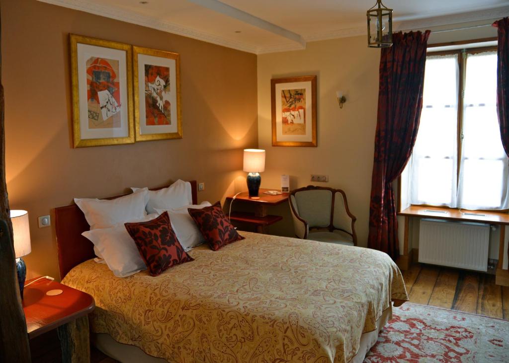 Postel nebo postele na pokoji v ubytování Hôtel Les Deux Chèvres Gevrey-Chambertin