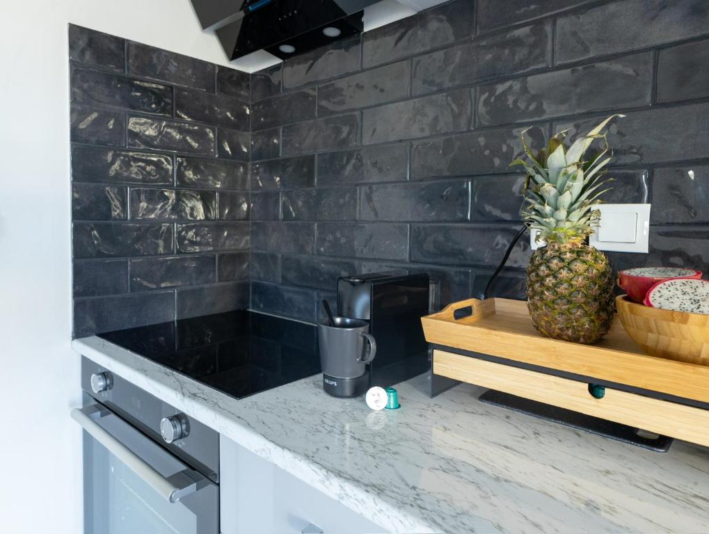 Kuchyň nebo kuchyňský kout v ubytování Kindvriendelijke 3 slaapkamer appartementen met zwembad, tropische tuin en vlakbij stranden
