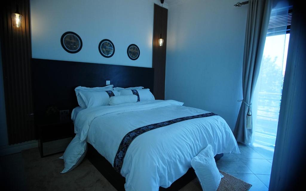 Postel nebo postele na pokoji v ubytování Home2Suite by Veronica Buziga, Munyonyo- Luxury with Netflix, Wi-Fi, & Free Parking