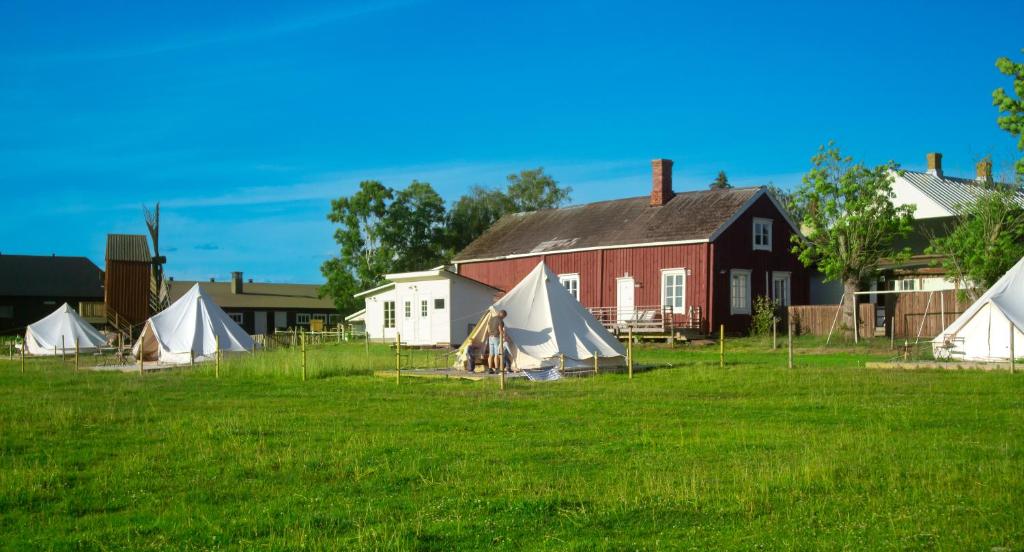 Gallery image of Mickels bondgårdsglamping in Gottby