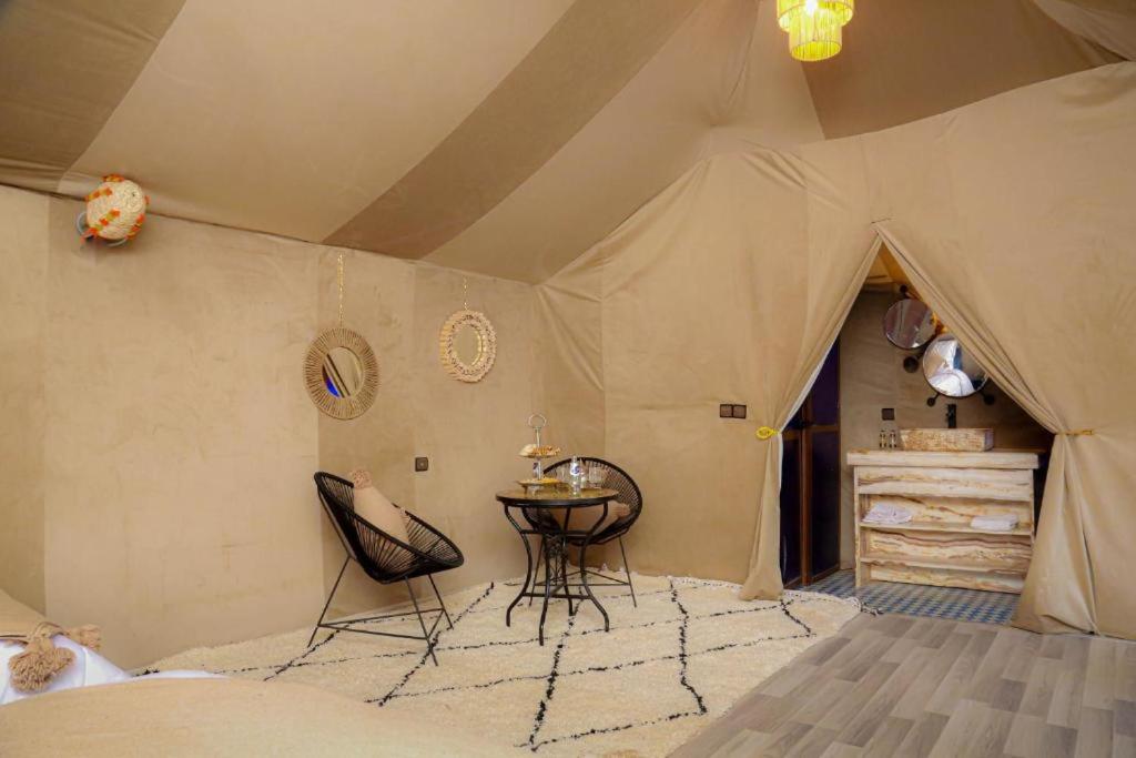 Postel nebo postele na pokoji v ubytování Sultana Merzouga camp