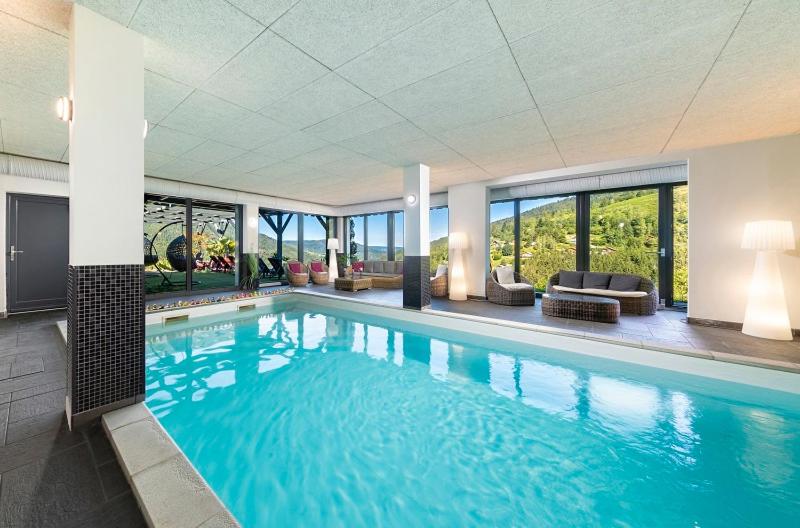 - une grande piscine dans un bâtiment doté d'une grande dans l'établissement La clairière aux cerfs, à Ventron