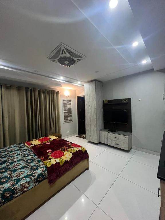 Televisi dan/atau pusat hiburan di Feel free Stay With Eiffel Tower view