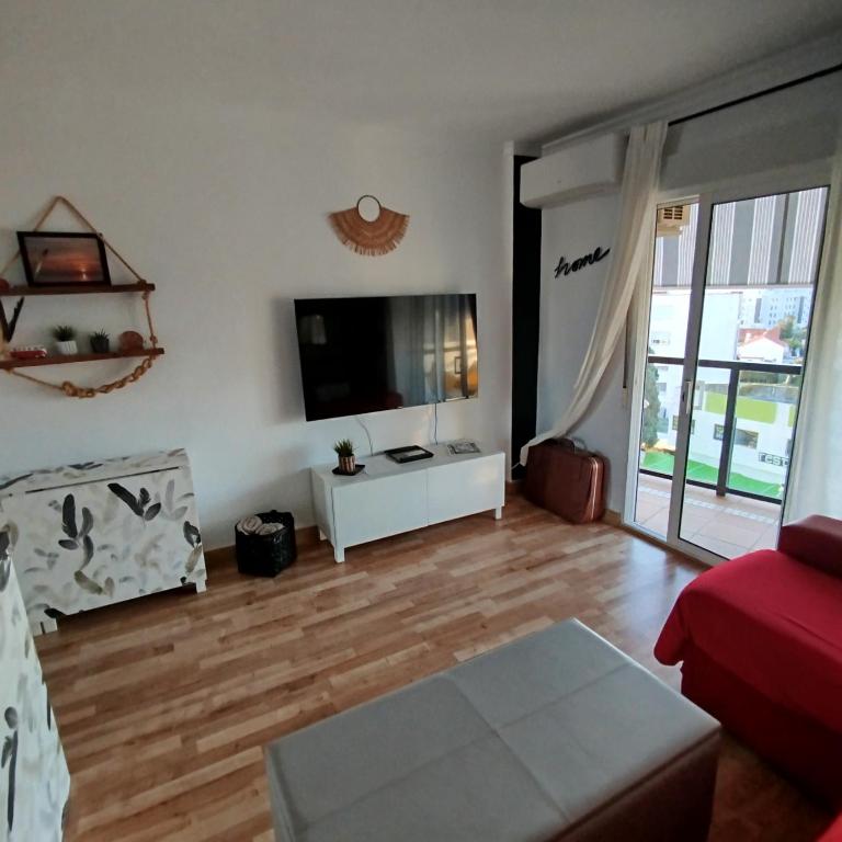 salon z telewizorem z płaskim ekranem na ścianie w obiekcie Blueviews Torremolinos w mieście Torremolinos
