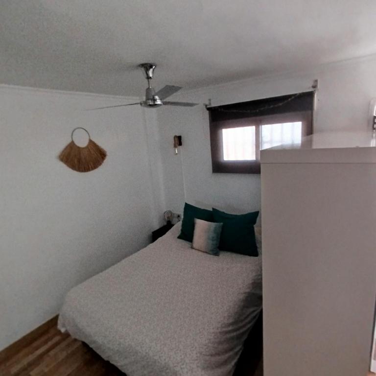 sypialnia z łóżkiem i wentylatorem sufitowym w obiekcie Blueviews Torremolinos w mieście Torremolinos