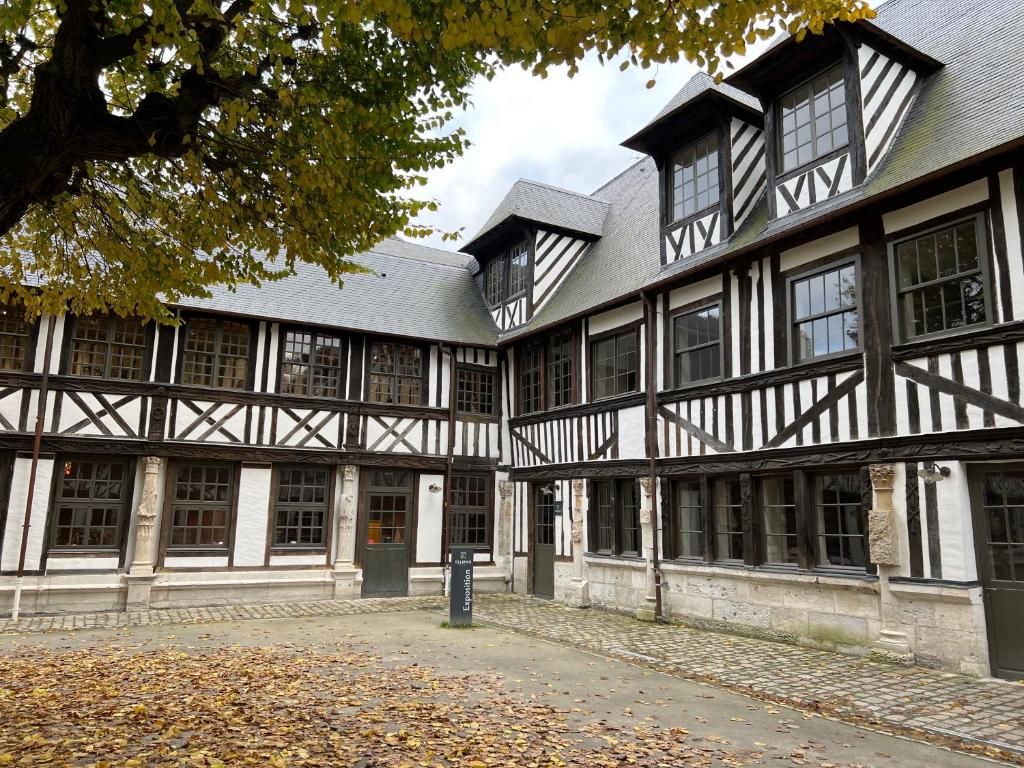 ルーアンにあるホテル ダンディ ルーアン センターのたくさんの窓がある大きな建物