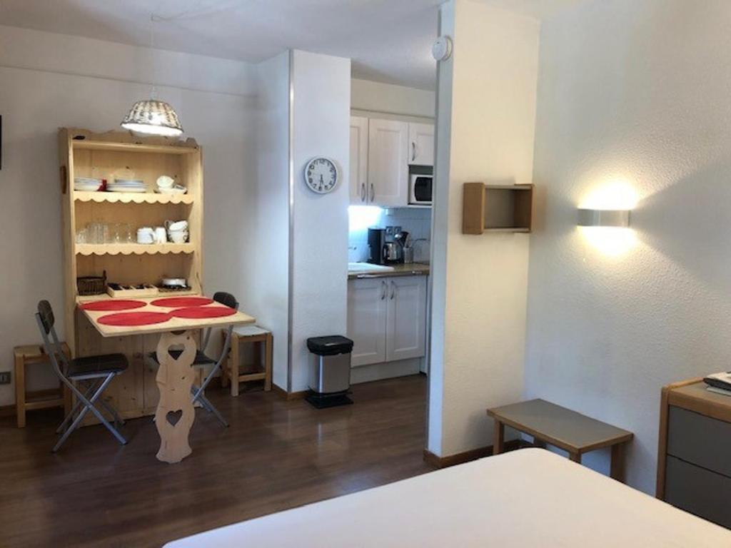 Cette chambre comprend une cuisine et une table. dans l'établissement Studio cosy en centre-ville, à proximité des thermes et des pistes du domaine des Trois Vallées - FR-1-512-228, à Brides-les-Bains