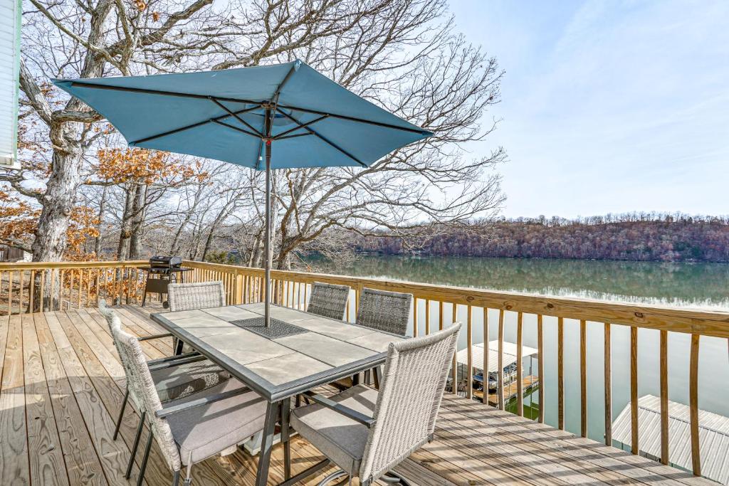 Fotografie z fotogalerie ubytování Private Dock and Decks Lakefront Retreat in Stover! v destinaci Stover