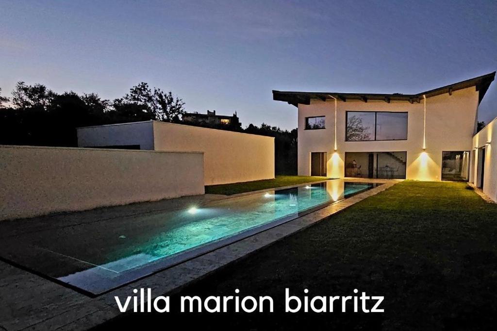 une maison avec piscine la nuit dans l'établissement Villa Marion Biarritz - 3 suites & piscine, à Biarritz