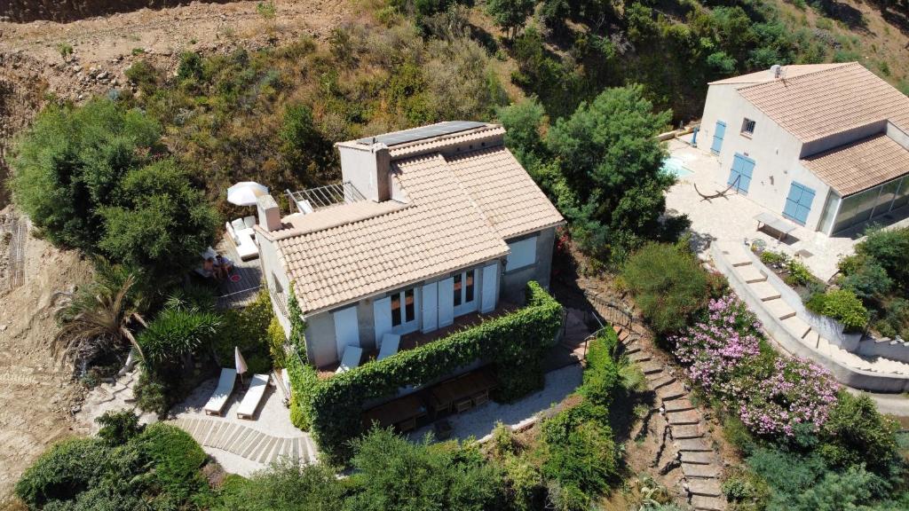 une vue aérienne d'une maison dans l'établissement Holidayhome with a view - Les Lucines, à Cavalaire-sur-Mer