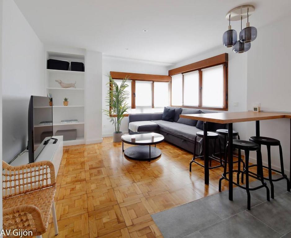 una sala de estar con un sofá y una mesa en AV Cervantes 2 Centro, en Gijón