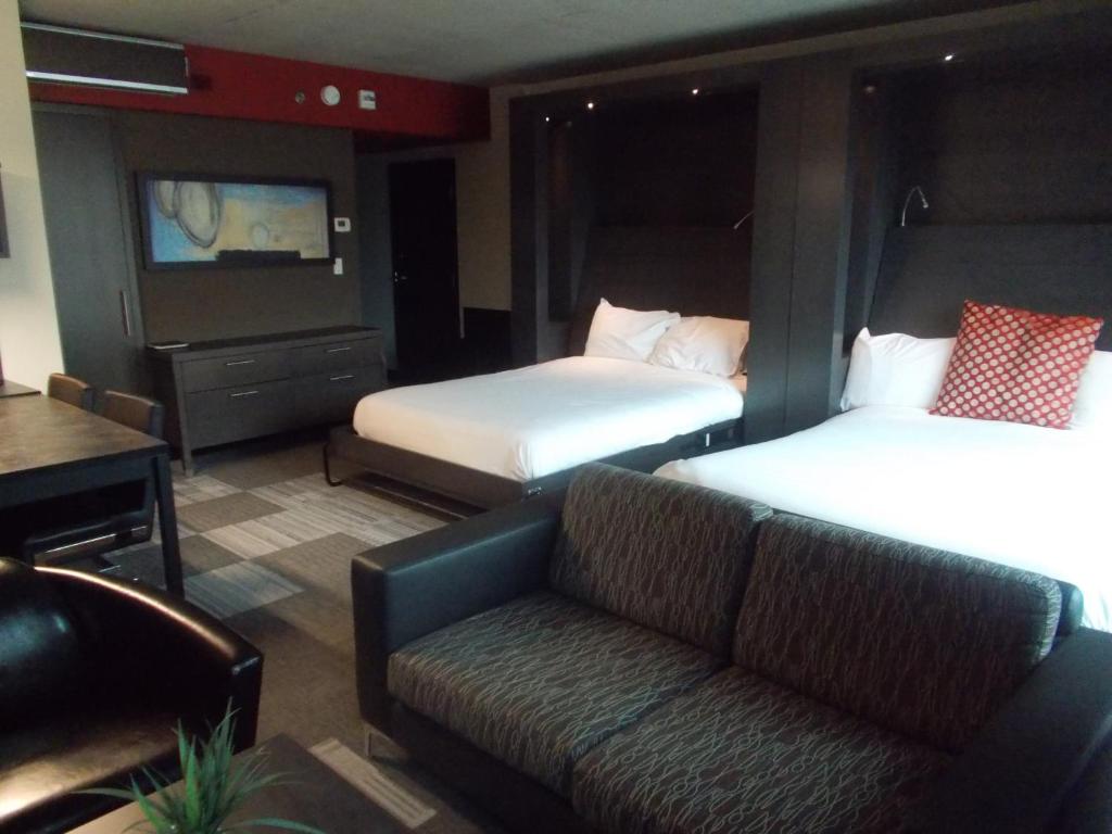 Postel nebo postele na pokoji v ubytování Grand Hotel Times Sherbrooke