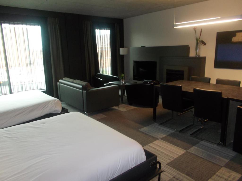 Postel nebo postele na pokoji v ubytování Grand Hotel Times Sherbrooke