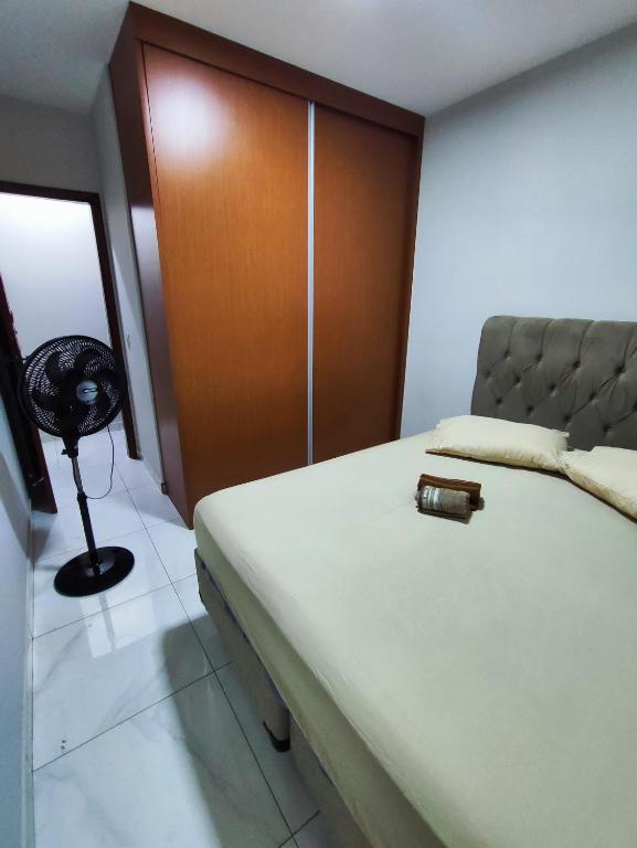 Postel nebo postele na pokoji v ubytování Quarto com banheiro privativo PARA MULHERES