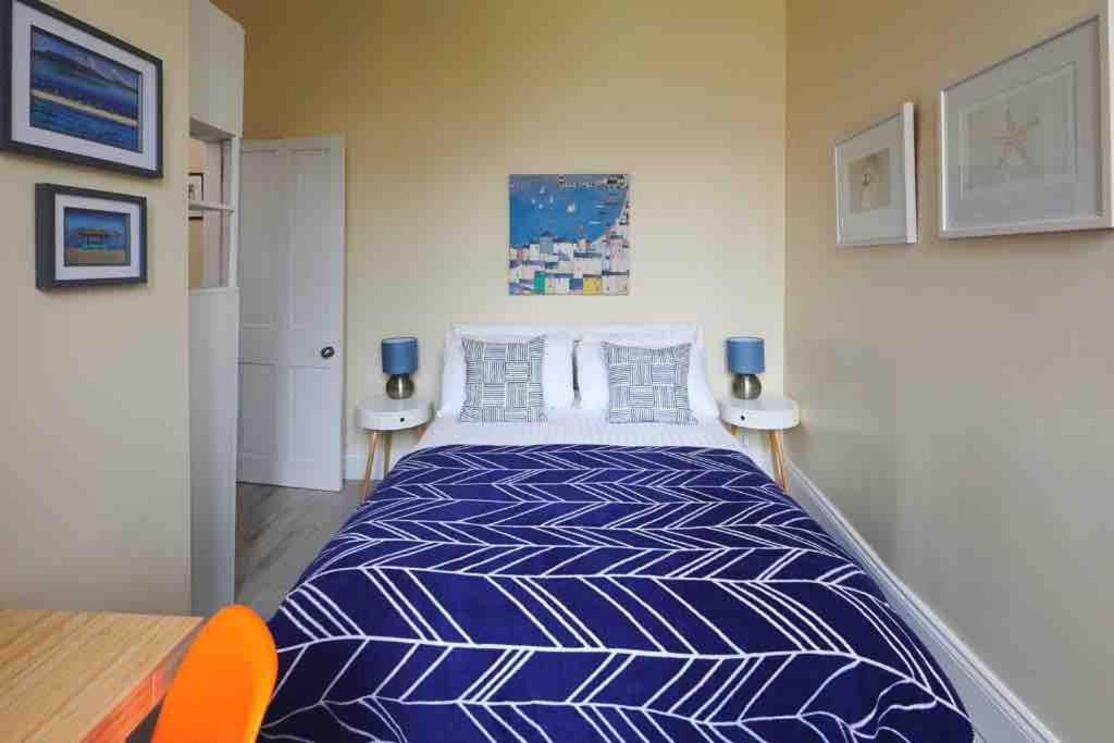 Postel nebo postele na pokoji v ubytování Swan Cove Apartment Gourock