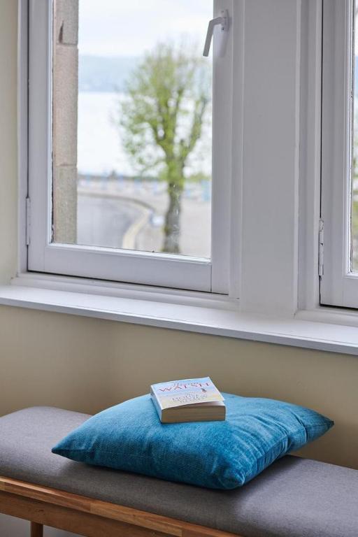 Postel nebo postele na pokoji v ubytování Swan Cove Apartment Gourock