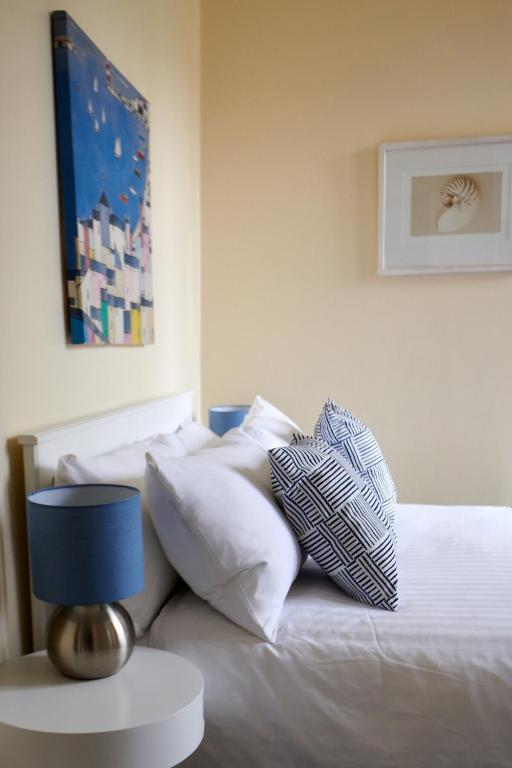Postel nebo postele na pokoji v ubytování Swan Cove Apartment Gourock