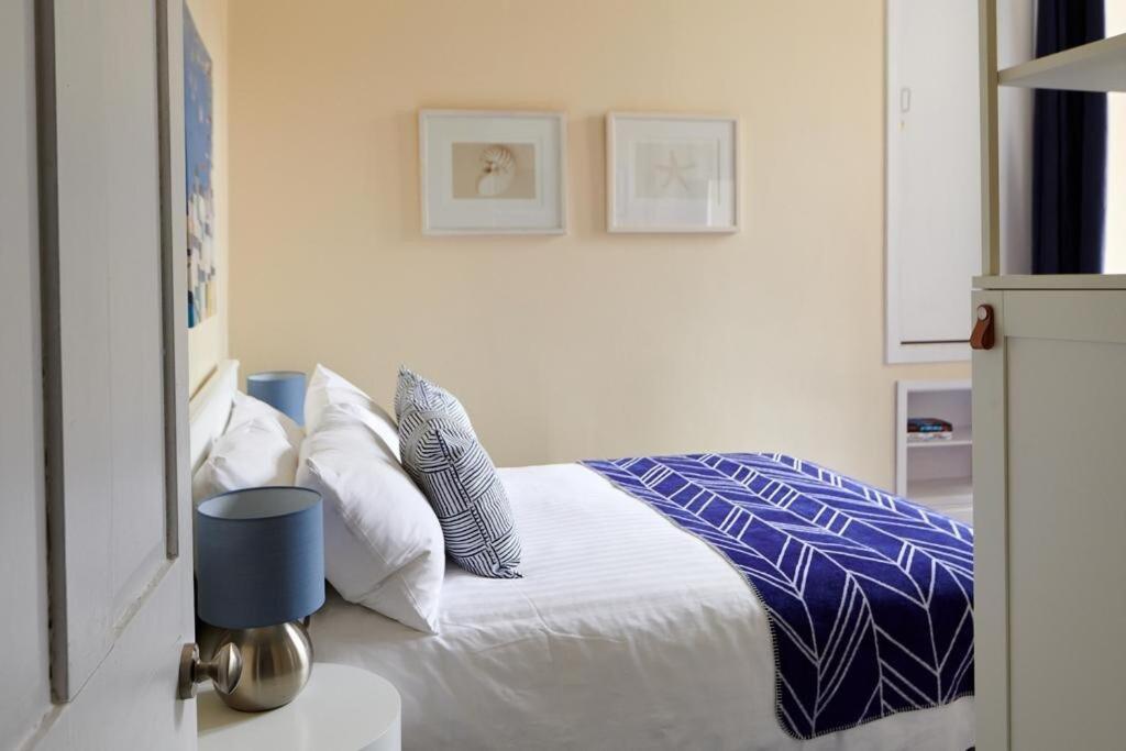 Postel nebo postele na pokoji v ubytování Swan Cove Apartment Gourock