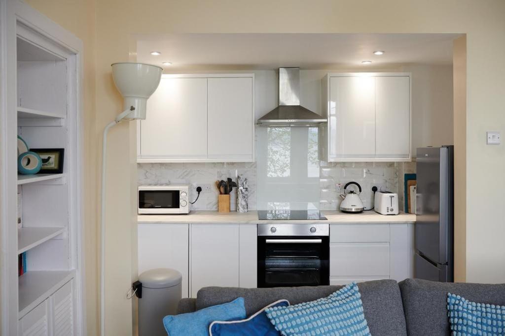 Kuchyň nebo kuchyňský kout v ubytování Swan Cove Apartment Gourock