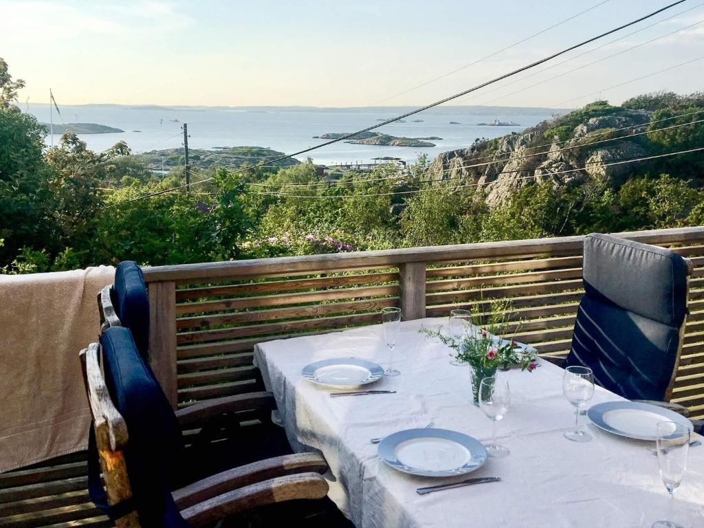 Brännöにある4 star holiday home in BRäNNöの海の景色を望むテーブル(皿付)