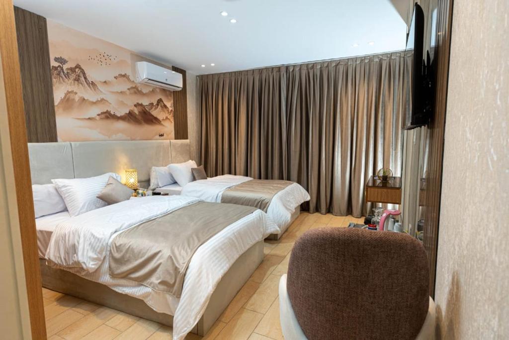 Postel nebo postele na pokoji v ubytování Lotus Al-Tahrir hotel