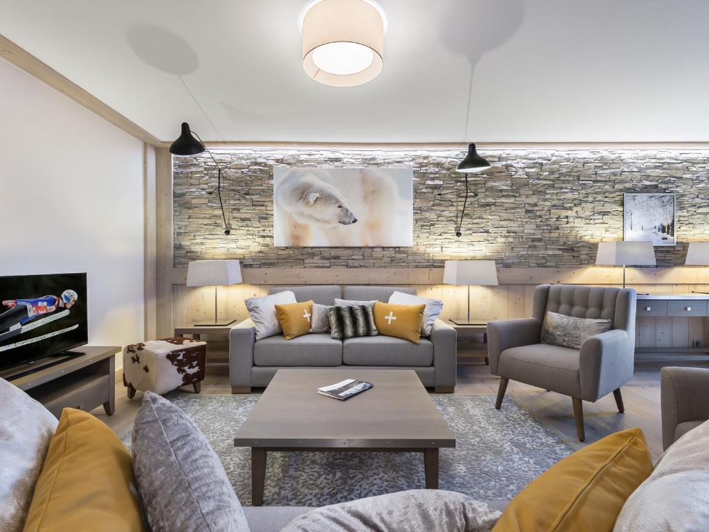 un salon avec un canapé et une table dans l'établissement Appartement 5 pièces, centre Courchevel Village, proche pistes, 8 pers., parking, fitness - FR-1-562-7, à Courchevel