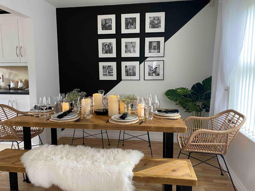 una sala da pranzo con un tavolo con un tappeto bianco di Large Modern home, 5 mins to town Centre a Enniskillen