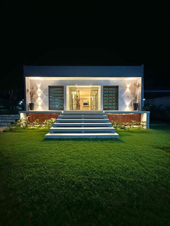 ein Gebäude mit einer Treppe vor einem Hof in der Nacht in der Unterkunft Casa Carnaval 2025-São Benedito-CE in São Benedito