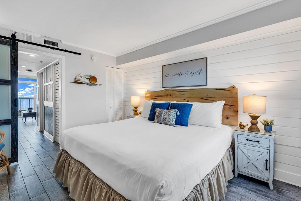 Oceanfront Heated Indoor Pool Hot Tub King Bed photo