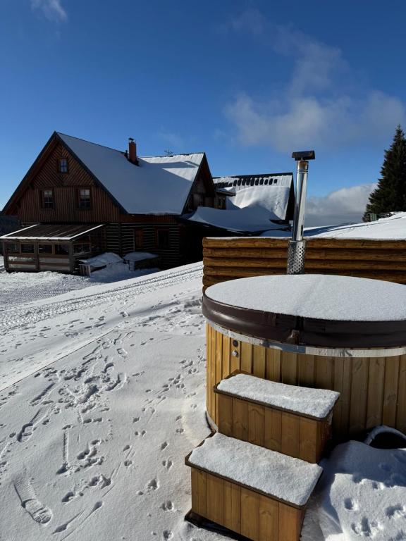 Hotel Vydrovy boudy Pec pod Sněžkou v zimě