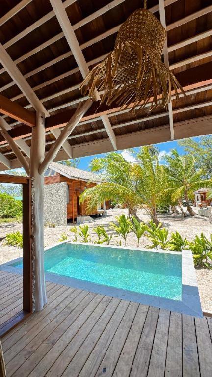 Bazén v ubytování Moorea Reef Bungalows nebo v jeho okolí