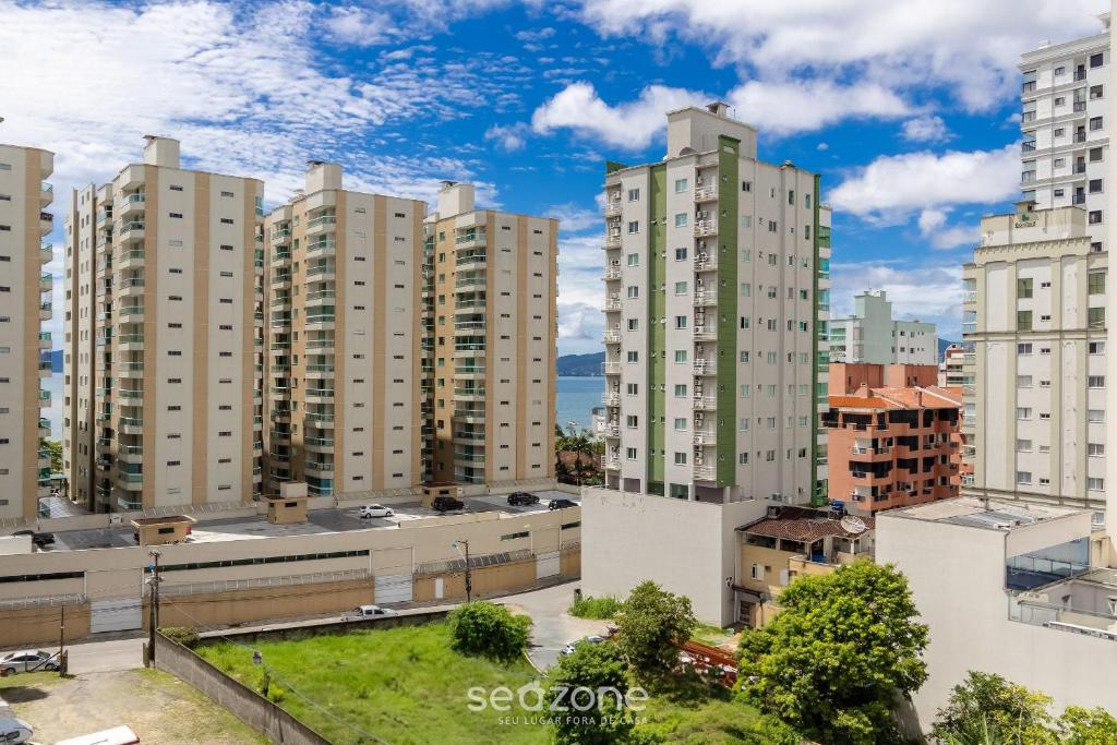 - une vue sur une ville avec de grands bâtiments dans l'établissement 3Q Varanda c/ churrasqueira a 250m do mar! GGR0702, à Itapema