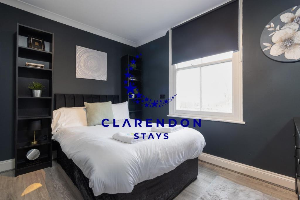 Postel nebo postele na pokoji v ubytování Cozy 1BR Flat, Train Station, Free Parking, WiFi, Smart TV