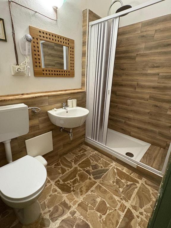 e bagno con servizi igienici, doccia e lavandino. di Vittorina's Home a Sorso