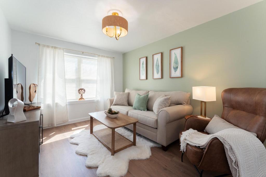 Khu vực ghế ngồi tại Cozy Condo near Bar Harbor Acadia Natl Park (2)