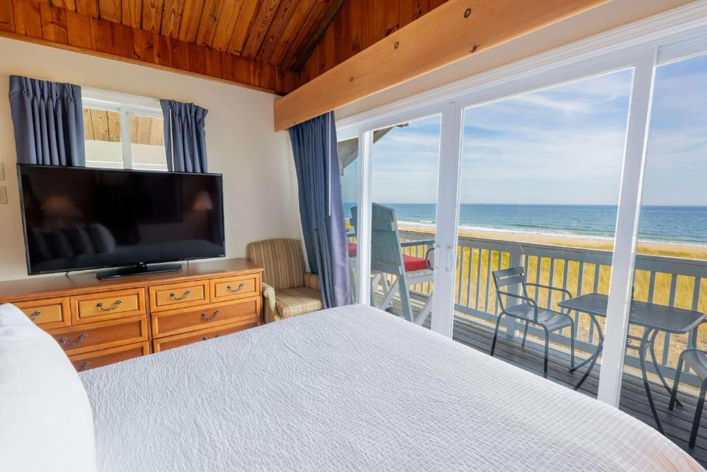 Waves Oceanfront Resort - Deluxe Oceanfront Two Queens