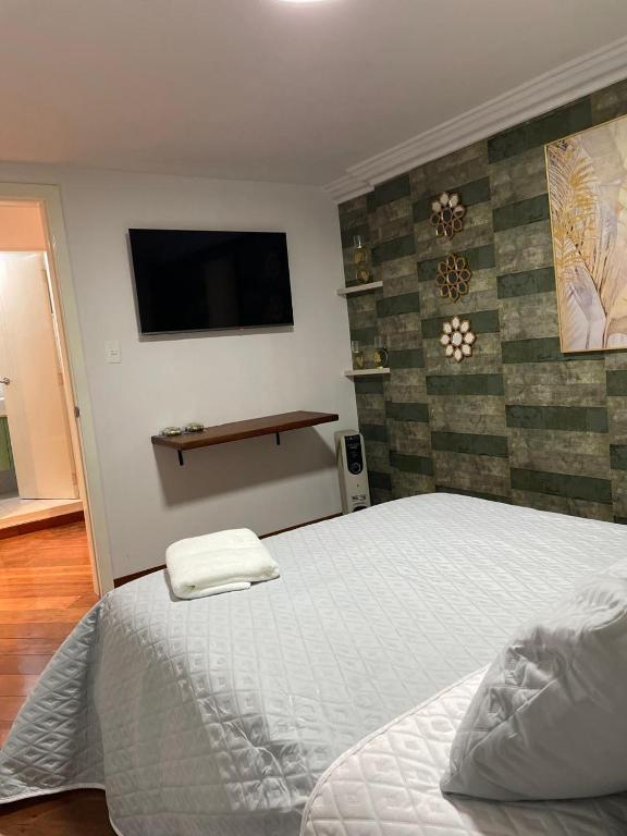 Postel nebo postele na pokoji v ubytování Leo room