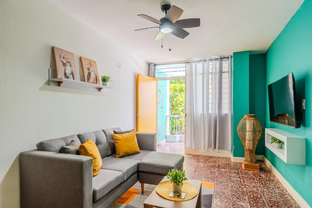 TV a/nebo společenská místnost v ubytování Comodos apartamentos en el centro de Santa Marta