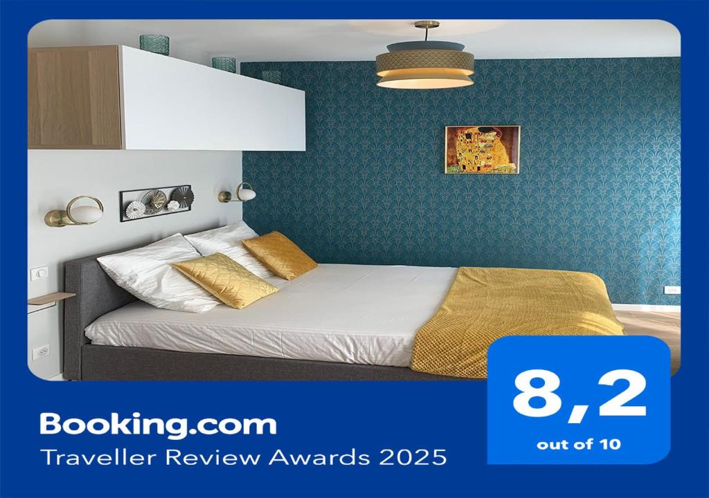 une chambre avec un lit avec un mur bleu dans l'établissement APPARTEMENT DE CHARME EN CENTRE VILLE, à Toulouse