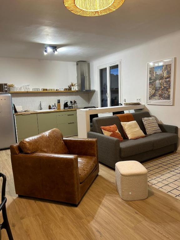 un salon avec un canapé et une chaise dans l'établissement LOU VABRE - Guest House, à Cadenet