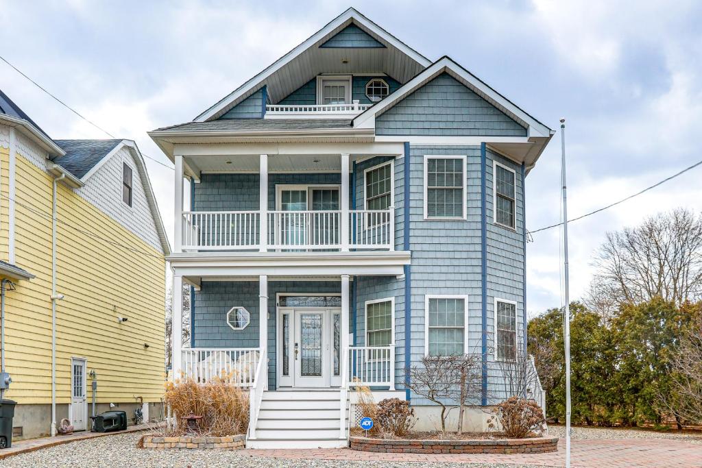 une maison bleue avec une maison jaune dans l'établissement 1 Mi to Jenkinsons Boardwalk Family Gem with Grill, à Point Pleasant Beach