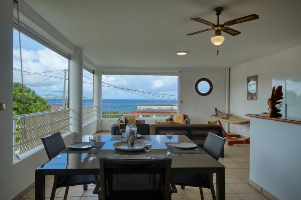 jadalnia ze stołem i widokiem na ocean w obiekcie Mqsl25 w mieście Sainte-Luce