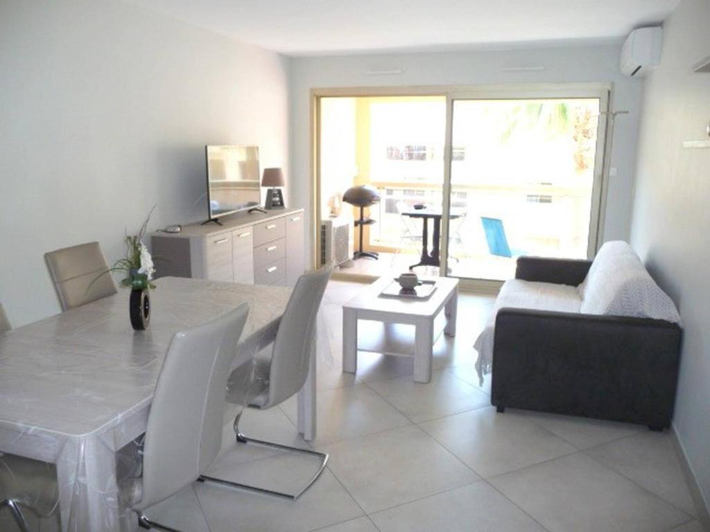 un salon avec une table et un canapé dans l'établissement Spacieux 3 P Juan les pins, à Antibes
