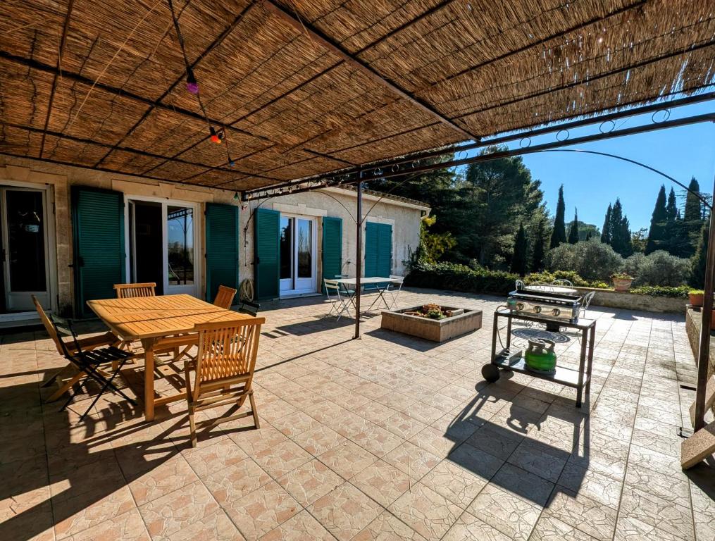 Patio alebo iná vonkajšia časť ubytovania Les Calades - Piscine, Parc, Parking