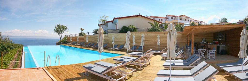 Bazén v ubytování Belvedere Aeolis Hotel nebo v jeho okolí