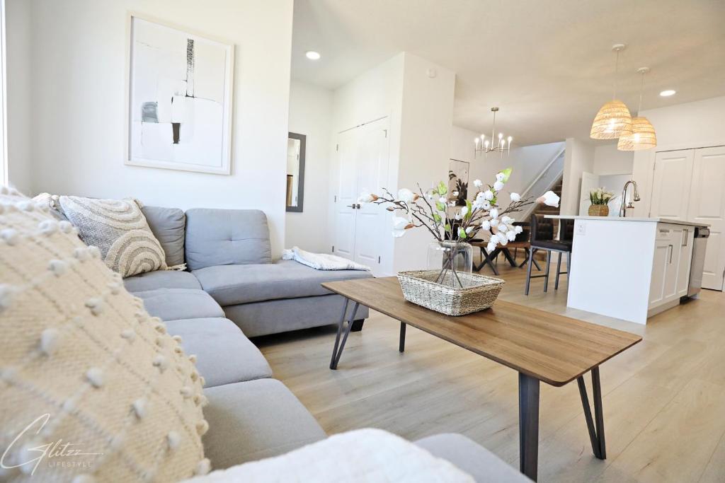 エドモントンにあるChic Modern Home,King Bed,Fireplace,Disneyのソファとテーブルのあるリビングルーム