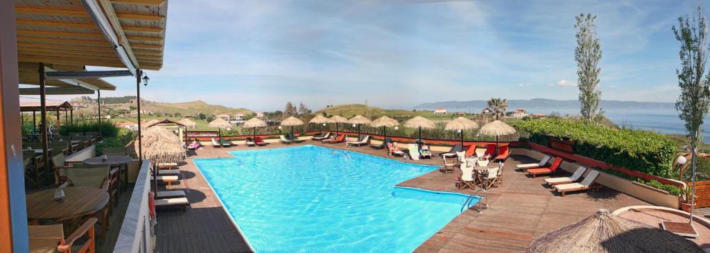 Bazén v ubytování Belvedere Aeolis Hotel nebo v jeho okolí