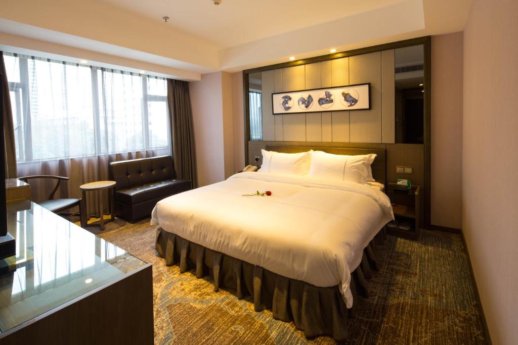 Postel nebo postele na pokoji v ubytování lnsail Hotel Shenzhen Luohu Port Railway Station